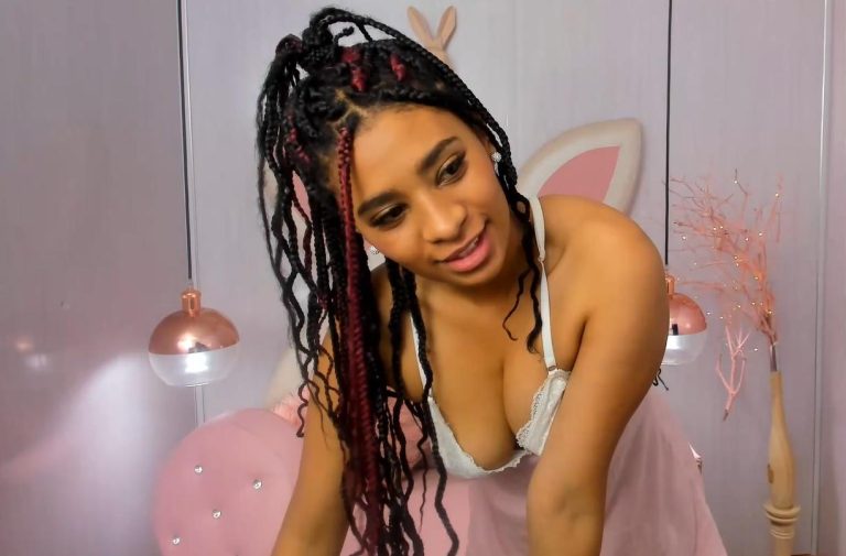 Ameliamillerx – Cute Ebony Cam Girl Spreads for Fans
